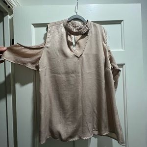 Blouse with no shoulders